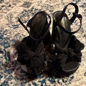 Black bow platform heel